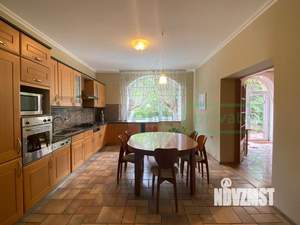 Дом 447м², 3-этажный, участок 10 сот.