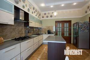 Таунхаус 460м², 3-этажный, участок 5 сот.