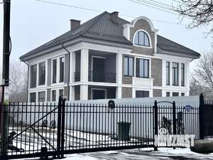 Дом 499м², 3-этажный, участок 10 сот.