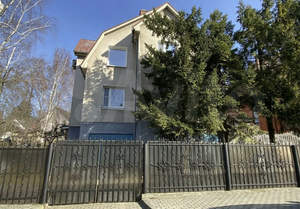 Дом 226м², 3-этажный, участок 7 сот.  