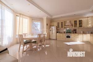 Дом 315м², 3-этажный, участок 10 сот.  