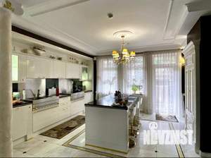 Дом 489м&sup2;, 3-этажный, участок 6 сот.  