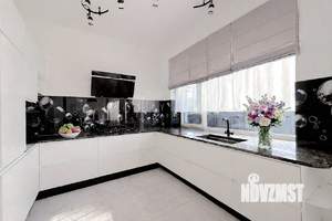 Дом 299м&sup2;, 2-этажный, участок 6 сот.  