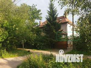 Дом 220м², 2-этажный, участок 6 сот.  
