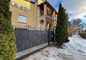 Дом 347м&sup2;, 2-этажный, участок 10 сот.  