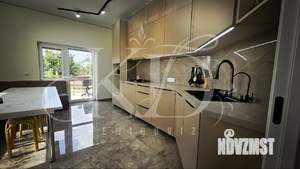 Дом 180м&sup2;, 2-этажный, участок 6 сот.  