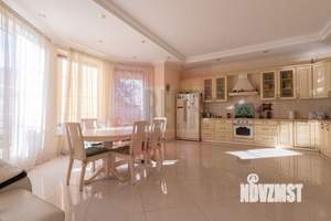 Дом 315м², 2-этажный, участок 10 сот.  