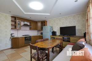 Дом 306м&sup2;, 3-этажный, участок 7 сот.  