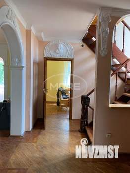 Дом 172м&sup2;, 3-этажный, участок 6 сот.  