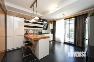 Дом 320м&sup2;, 3-этажный, участок 12 сот.  