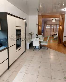 Дом 160м&sup2;, 3-этажный, участок 2 сот.  