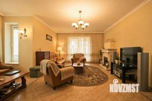 Дом 300м&sup2;, 2-этажный, участок 6 сот.  