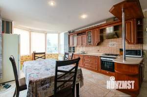 Дом 320м&sup2;, 3-этажный, участок 6 сот.  