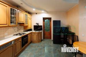 3-к квартира, вторичка, 140м2, 2/4 этаж